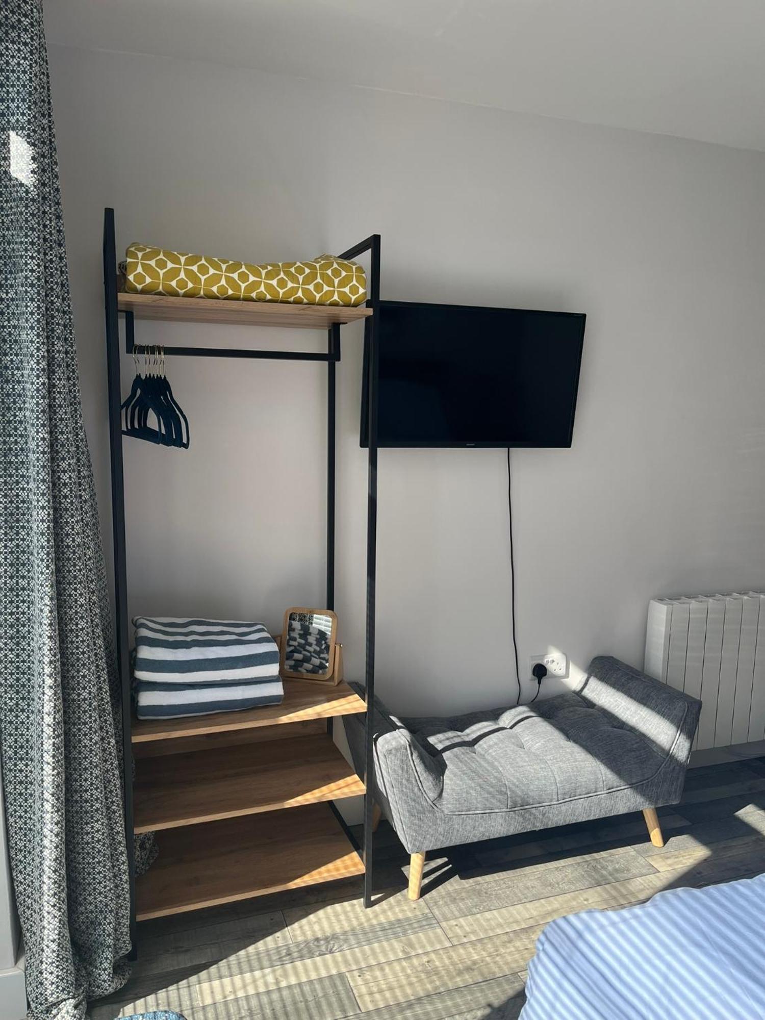 Entire Guest Suite In Four Mile Bridge, Rhoscolyn Valley Esterno foto