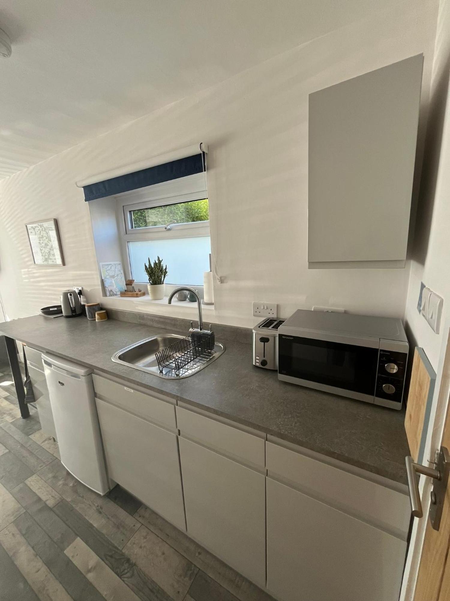Entire Guest Suite In Four Mile Bridge, Rhoscolyn Valley Esterno foto