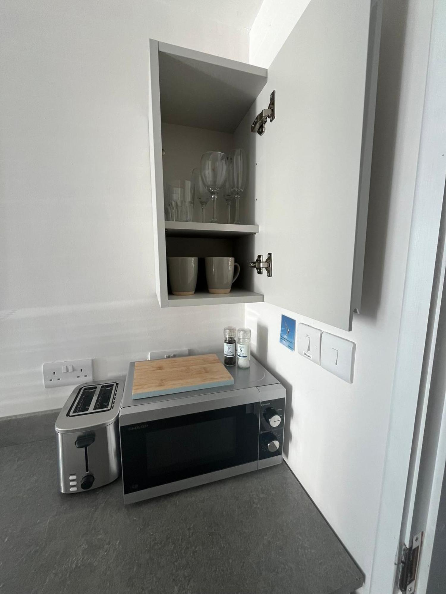 Entire Guest Suite In Four Mile Bridge, Rhoscolyn Valley Esterno foto